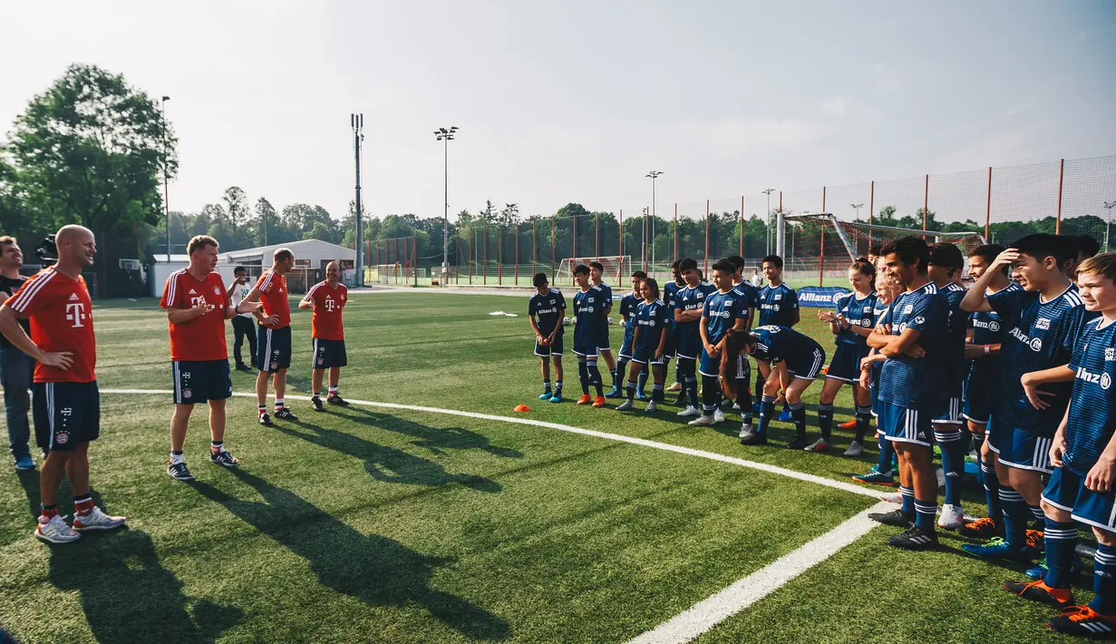 Pesepak bola muda mendapat arahan saat mengikuti Allianz Explorer Camp Football 2019 di Munchen, Jerman, Sabtu (24/8). Allianz Indonesia mengirimkan dua pesepak bola muda berbakat ke Jerman. (Dokumentasi Allianz)