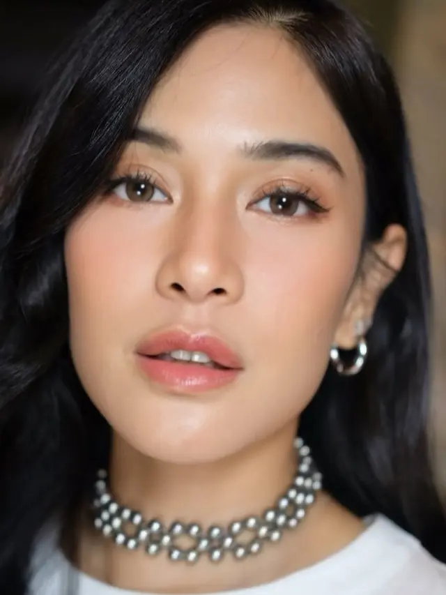 Beda 15 Tahun, Dian Sastrowardoyo dan Putri Tanjung Tampilkan Pesona Cantik Khas Warga Menteng dengan Makeup Flawless