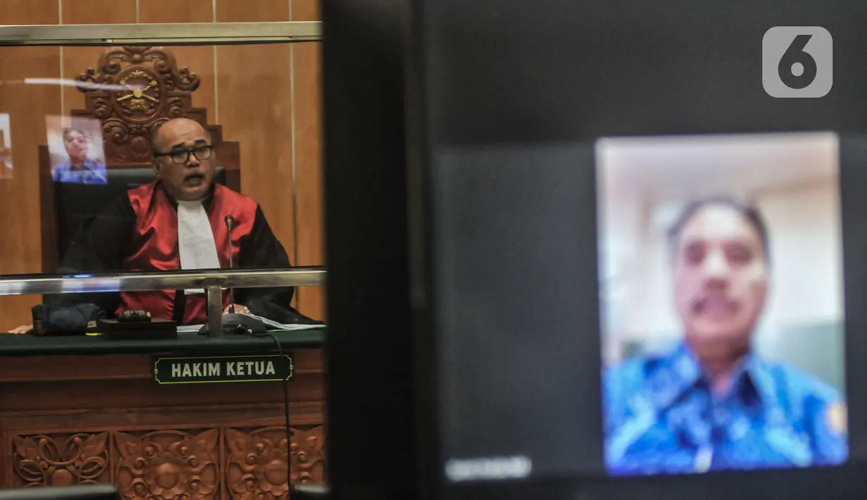 Ketua Majelis Hakim saat membacakan putusan saat sidang dengan terdakwa Roy Suryi di PN Jakarta Barat, Rabu (28/12/2022). Roy Suryo didakwa Pasal 28 ayat 2 juncto Pasal 45 A Undang-Undang Nomor 19 Tahun 2016 tentang Perubahan atas Undang-Undang Nomor 11 Tahun 2008 tentang Informasi dan Transaksi Elektronik (UU ITE) dan Pasal 156a Kitab Undang-Undang Hukum Pidana dan/atau ketiga Pasal 15 Undang-Undang Nomor 1 Tahun 1946 tentang Peraturan Hukum Pidana. (merdeka.com/Iqbal S. Nugroho)