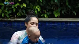 Masih bayi, Cipung udah ada aja ya kegiatannya. (Youtube.com/Rans Entertainment)
