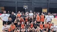 Timnas basket putri Indonesia berfoto bareng dengan Austin Reaves (Liputan6.com/Thomas)