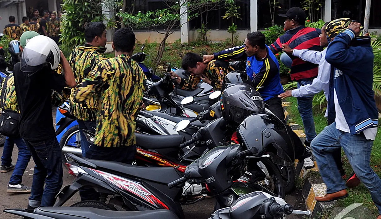 Massa Angkatan Muda Partai Golkar (AMPG) terlibat kericuhan saat Rapat Pleno di DPP Golkar, Jakarta, Selasa (25/11/2014). (Liputan6.com/Johan Tallo)