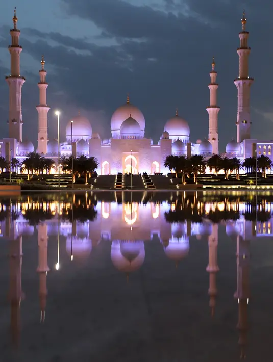 Suasana Masjid Agung Sheikh Zayed ketika umat Muslim bersiap melaksanakan salat tarawih pertama di Abu Dhabi, Rabu (17/5). Dibangun dengan 82 kubah bergaya Maroko dan semuanya dihias dengan batu pualam putih. (AFP PHOTO/KARIM SAHIB)