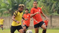 Bek Persija Jakarta, Yann Motta mencoba menghentikan striker AHHA PS Pati, Zulham Zahmrun dalam uji coba di National Youth Training Center kawasan Sawangan, Depok, Senin (23/8/2021) sore. (Dok AHHA PS Pati)