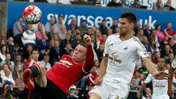 Aksi Wayne Rooney saat melawan Swansea City di Stadion Liberty, Swansea, Wales, Inggris Raya. Minggu (30/8/2015). (EPA/Geoff Caddick)