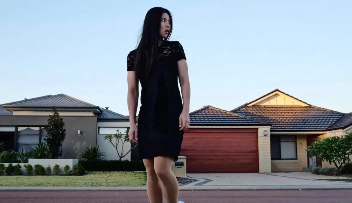 Meskipun hanya mengenakan baju kasual, namun peraih medali emas di Olimpiade Tokyo 2020 ini tetap berhasil terlihat stylish. Di potret ini pun ia nampak simple dengan kaos dan celana pendek hitam. (Liputan6.com/IG/greyspolii)