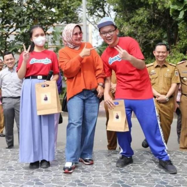 Istri Gubernur Lampung Tampil Modis dengan Tas Mewah Seharga Rp33 Juta dan Bergaya bak Anak Muda Pakai Sepatu Impor