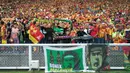 Bonek hadir lengkap dengan atributnya saat mendukung Andik Vermansah dan Selangor FA. (Facebook)