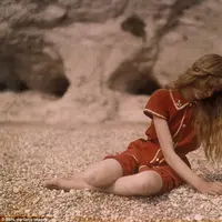 Menguak identitas gadis misterius yang jadi objek pada foto berwarna pertama di Bumi.