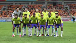 Para pemain starting XI Timnas Brasil U-17 berfoto sebelum dimulainya laga pertama Grup C Piala Dunia U-17 2023 menghadapi Timnas Iran U-17 di Jakarta International Stadium (JIS), Jakarta, Sabtu (11/11/2023). (Bola.com/Ikhwan Yanuar)