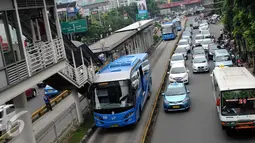 Bus Transjakarta melintas di Jalan Mampang Prapatan Raya, Jakarta, Kamis (6/10). Pemprov DKI Jakarta berencana mengganti bus Transjakarta dengan merek berstandar dunia seperti bus lower deck tipe low entry K250 Scania. (Liputan6.com/Helmi Fithriansyah)