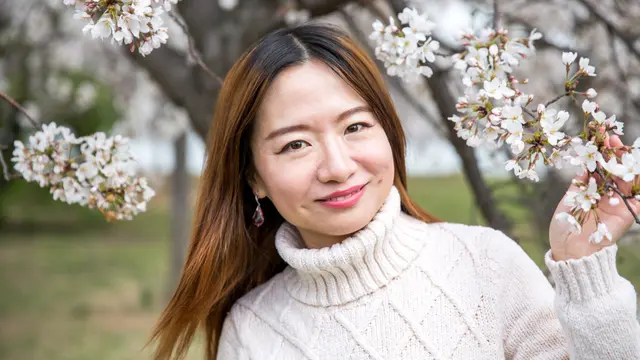 cantik kalem tersenyum bahagia bunga sakura