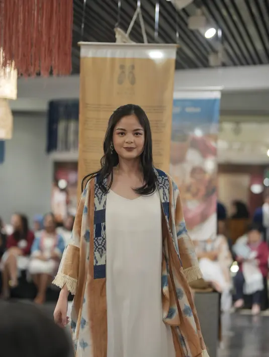 Koleksi 'Terbit' menggunakan berbagai macam teknik yaitu teknik pencelupan dan pewarnaan alam yang dipadukan dengan kain potongan-potongan kain tenun batak. [Dok/Tobatenun]