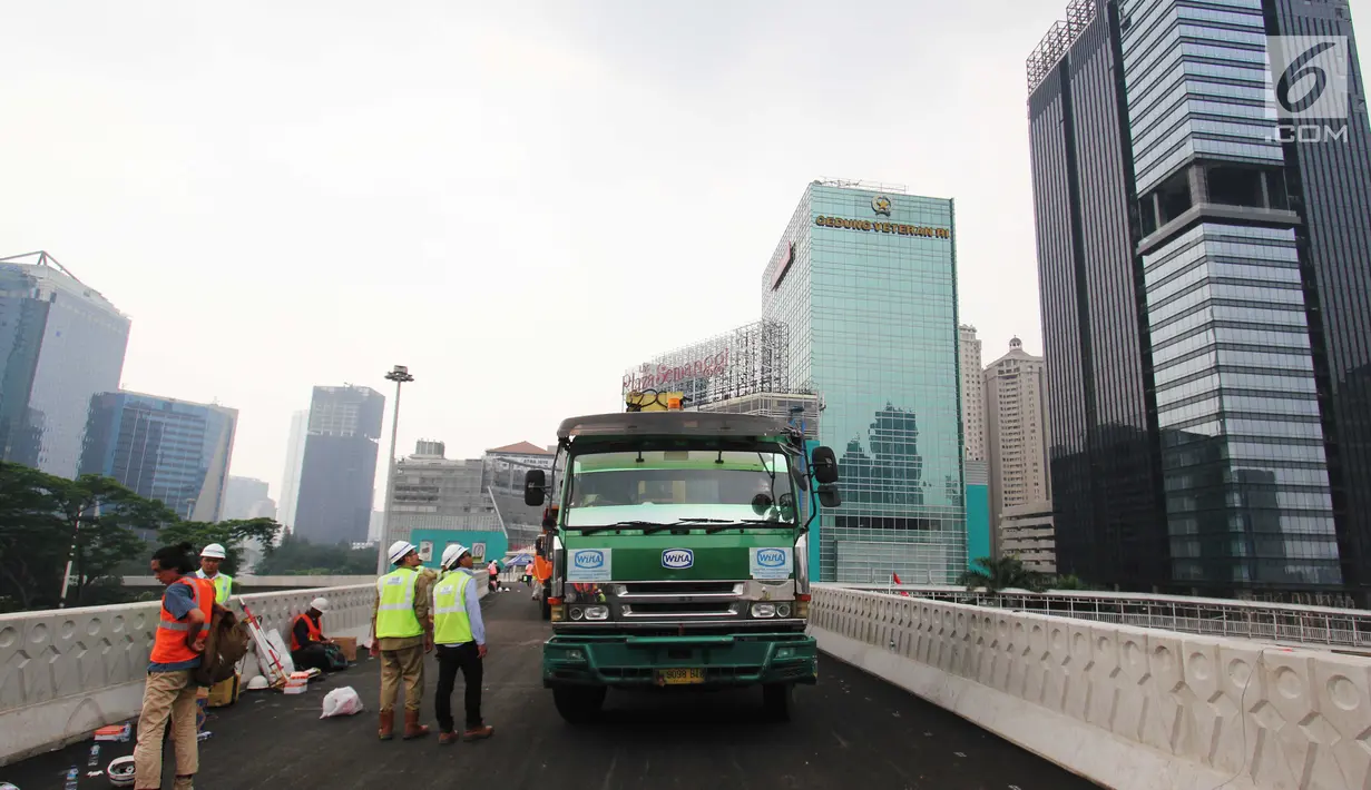 Suasana uji beban statis dan dinamis Simpang Susun Semanggi, Jakarta, Kamis (13/7). Uji beban dilakukan guna menguji kelayakan Simpang Susun Semanggi sebelum diresmikan 17 Agustus mendatang. (Liputan6.com/Angga Yuniar)