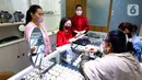 Pengunjung melihat perhiasan di sela-sela pembukaan New Jewellery Center di Gajah Mada Plaza, Jakarta, Senin (18/04/2022). New Jewellery Center yang menempati area seluas 630 m2 menyediakan kebutuhan perhiasan mulai dari jam tangan, cincin hingga kalung (Liputan6.com/Fery Pradolo)