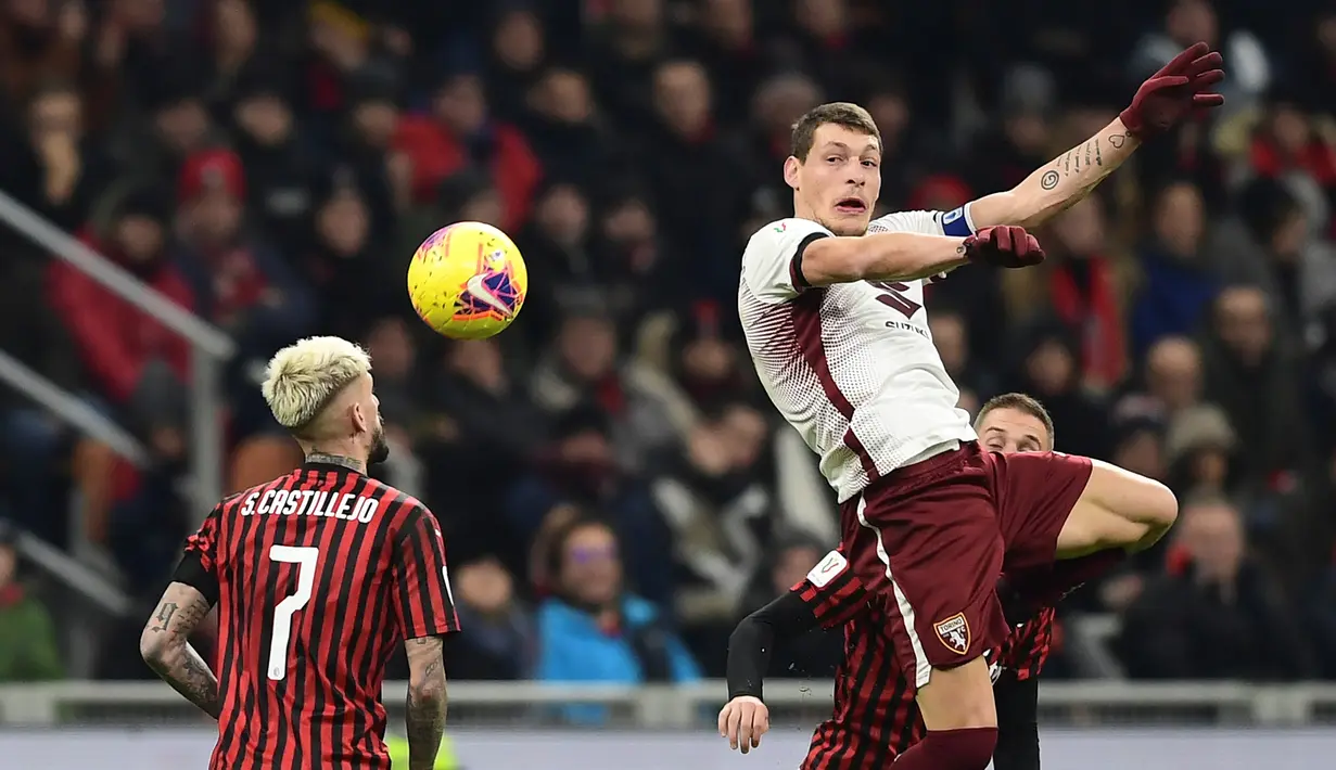 Striker Torino, Andrea Belotti, menyundul bola saat melawan AC Milan pada laga Coppa Italia di Stadion San Siro, Milan, Selasa (28/1). Milan menang 4-2 atas Torino. (AFP/Miguel Medina)