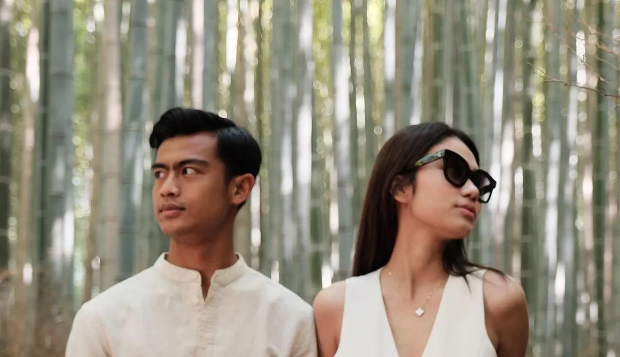 Zize memadukan cut out jumpsuit-nya dengan kacamata hitam. Sedangkan Arhan tampil gagah pakai kemeja dengan kerah mandarin. [@pratamaarhan8/@azizahsalsha_]