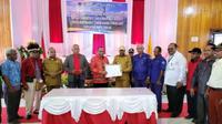Wakil Menteri Dalam Negeri, John Wempi Watipo, foto bersama usai penandatanganan surat pernyataan pinjam pakai dan hibah dana di Kabupaten Nabire, Papua, belum lama ini. (ANTARA/ HO-Humas Pemerintah Provinsi Papua)