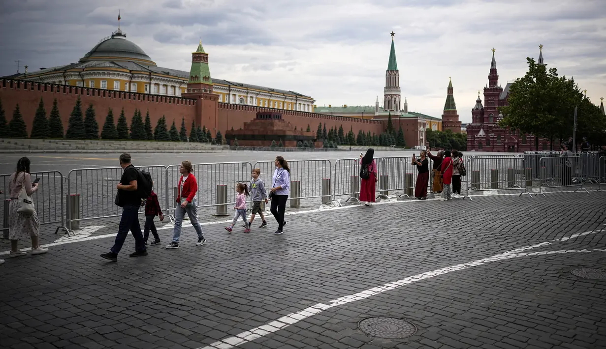 Kehidupan telah kembali normal di ibu kota Rusia setelah kudeta yang dilancarkan oleh Kepala pasukan tentara bayaran Wagner Rusia Yevgeny Prigozhin gagal. (AP Photo/Alexander Zemlianichenko)