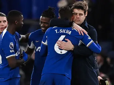 Pelatih Chelsea, Mauricio Pochettino membuat rekor dengan menurunkan skuad termuda sepanjang sejarah yang pernah diturunkan The Blues di Premier League Liga Inggris saat menang 2-1 atas Crystal Palace pada laga pekan ke-19 Premier League musim 2023/2024, Rabu (27/12/2023) malam waktu setempat. Rata-rata, usia pemain Chelsea dalam laga tersebut adalah 23 tahun dan 21 hari dan menduduki peringkat ke-8 sebagai skuad termuda sepanjang sejarah Premier League. Dari total 16 pemain Chelsea yang tampil, terdapat 4 pemain termuda yang berusia di bawah 21 tahun. Siapa saja? Berikut daftar keempat pemain tersebut. (AFP/Glyn Kirk)