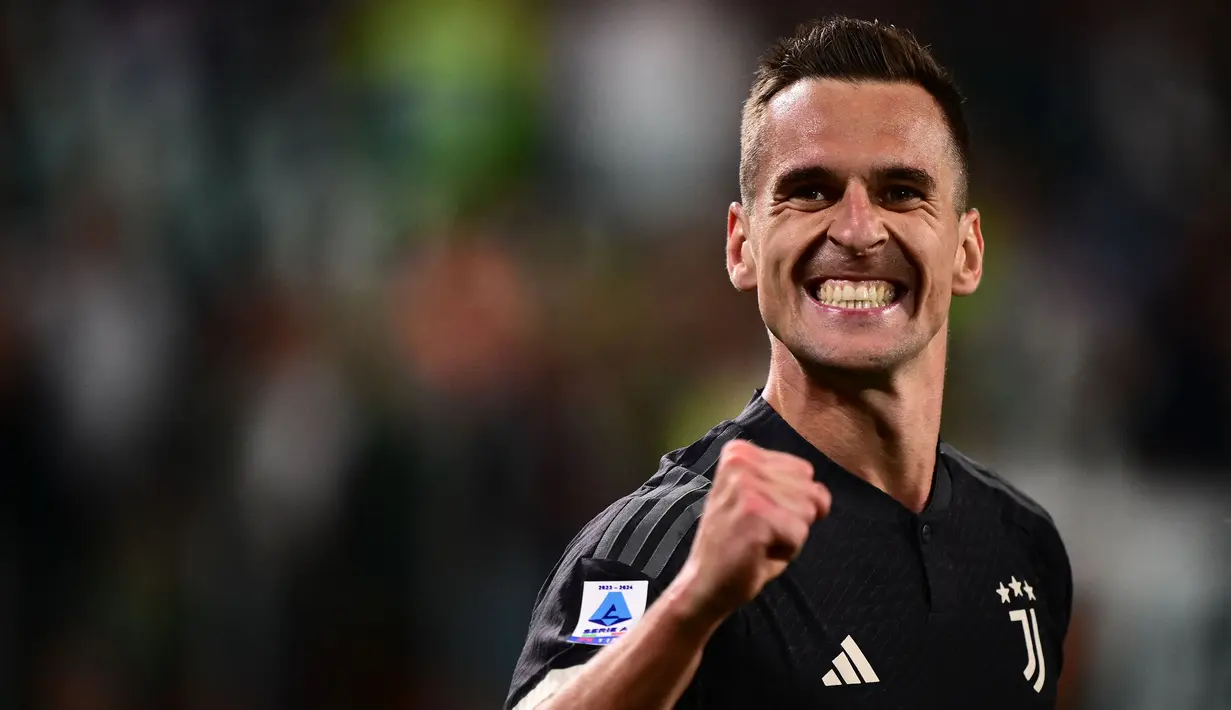 Pemain Juventus, Arkadiusz Milik merayakan golnya ke gawang Lecce pada laga lanjutan Liga Italia 2023/2024 di Allianz Stadium, Juventus, Italia, Rabu (27/09/2023). Gol Milik berhasil memutus rekor tak terkalahkan Lecce pada musim ini. (AFP/Marco Bertorello)