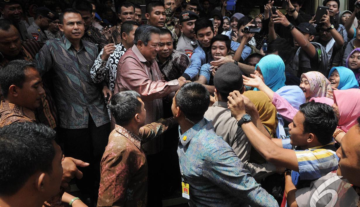 Usai memberikan kuliah umum, di depan tempat acara berlangsung sudah menunggu ratusan mahasiswa yang ingin berjabat tangan dengan SBY, Tangsel, Rabu (10/12/2014). (Liputan.com/Herman Zakharia)