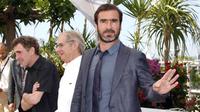 French actor and former football player Eric Cantona pose during the photocall of the movie &quot;Looking for Eric&quot; in competition at the 62nd Cannes Film Festival on May 18, 2009. AFP PHOTO/VALERY HACHE