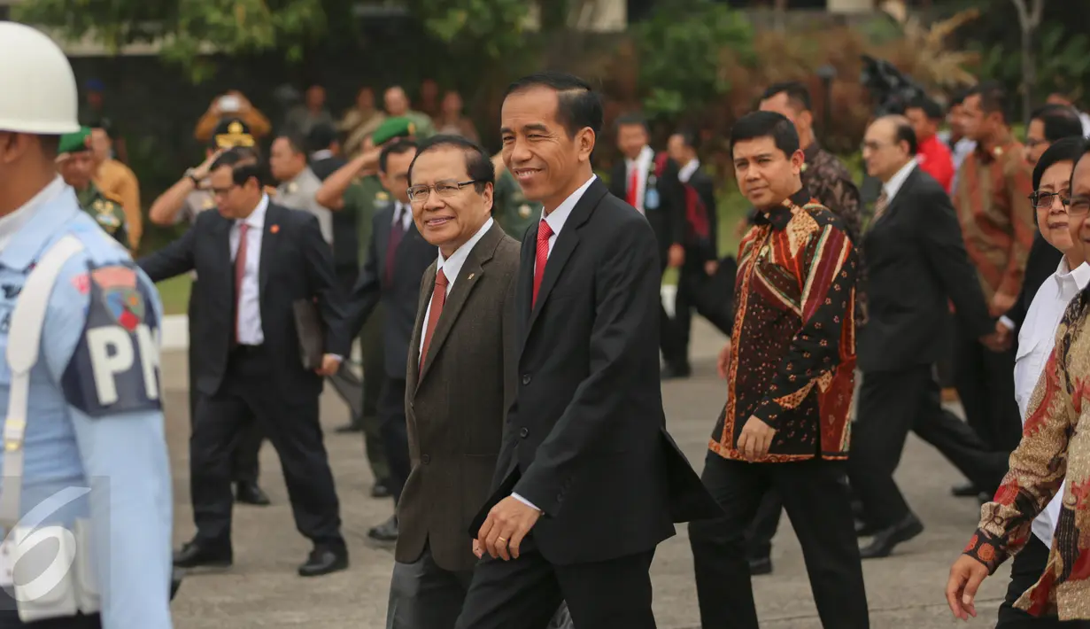 Presiden Jokowi (kanan) didampingi Menko Kemaritiman Rizal Ramli menuju pesawat kepresidenan di Bandara Halim Perdanakusuma, Jakarta, Jumat (11/9). Jokowi melaksanakan kunjungan kerja ke Arab Saudi, Qatar,dan Uni Emirat Arab. (Liputan6.com/Faizal Fanani)