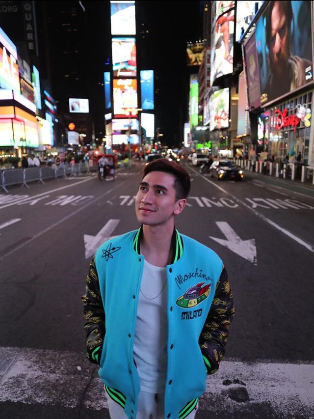 6 Gaya OOTD Verrell Bramasta saat Liburan ke New York, Curi Perhatian