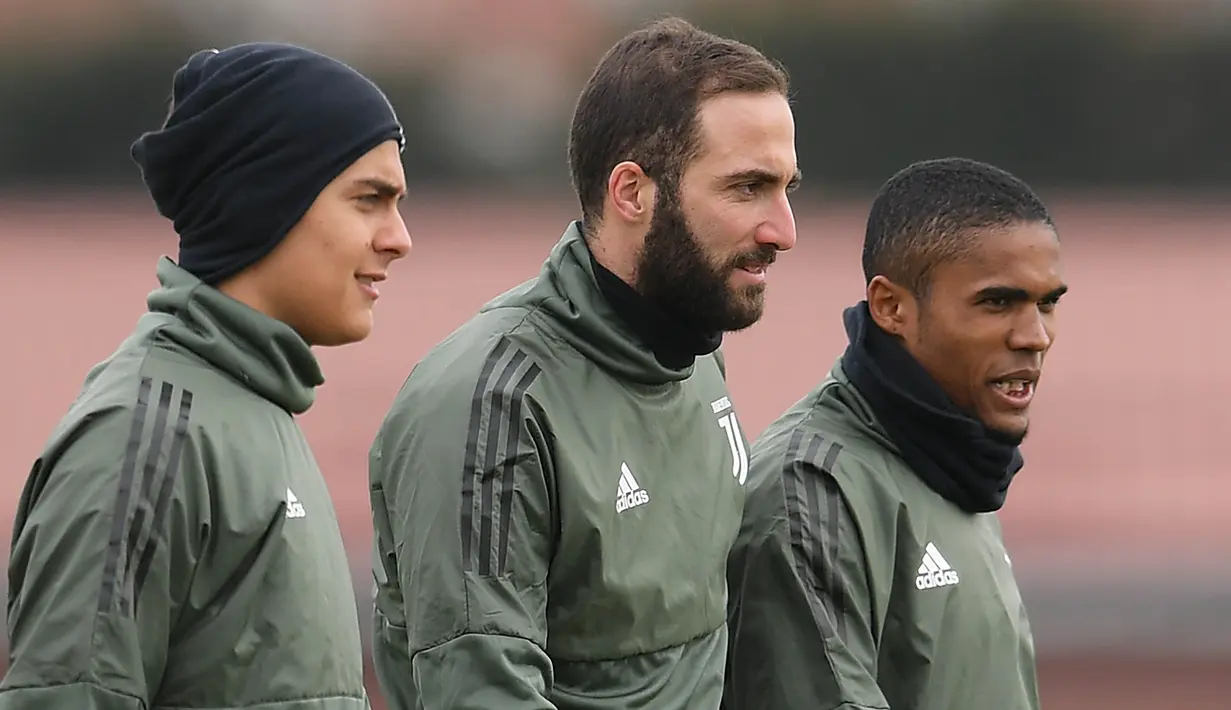 Pemain Juventus, Paulo Dybala, Gonzalo Higuain dan Douglas Costa saat sesi latihan jelang laga Liga Champions di Vinovo, Italia, Selasa (6/3/2018). Juventus akan berhadapan dengan Tottenham Hotspur. (AFP/Marco Bertorello)