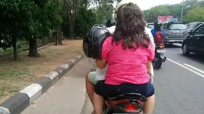 Mengapa dikenakan di atas ujung bahu?  (Sumber: 1cak.com)