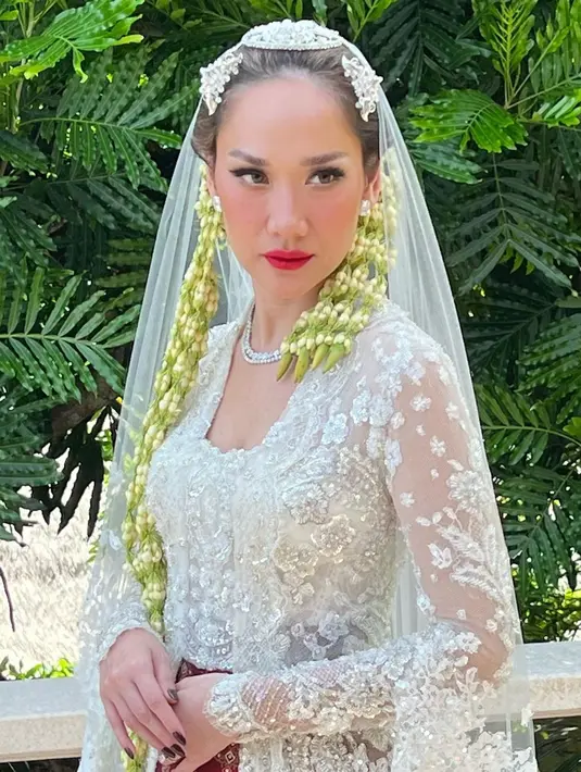 Meski ada yang kurang dalam penampilannya itu, yakni paes, namun tak mengurangi pesona kecantikan BCL. [@bumiauw]