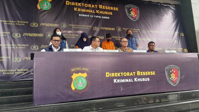 Pelaku penipuan tiket konser Coldplay, ABF (22) dan W (24) diringkus polisi. (Ady Anugrahadi/Liputan6.com)