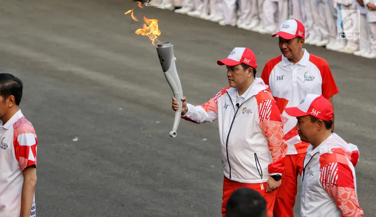 Ketua Inasgoc Erick Thohir Menpora Imam Nahrawi dan Presiden Joko Widodo saat acara api obor Asian Games 2018 sebelum upacara penurunan Bendera Merah Putih di Istana Negara Jakarta, Jumat (17/8). (Liputan6.com/Pool/Eko)