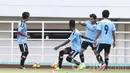 Pemain Timnas Myanmar menggelar latihan jelang pertandingan uji coba melawan Timnas Indonesia U-22. di Laga nanti Myanmar mewaspadai permainan cepat anak asuhan Luis Milla. (Bola.com/M iqbal Ichsan)