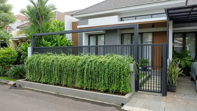 Ide Pagar Depan Rumah dari Kombinasi Besi Hollow dan Tanaman Rambat (AI Generated)