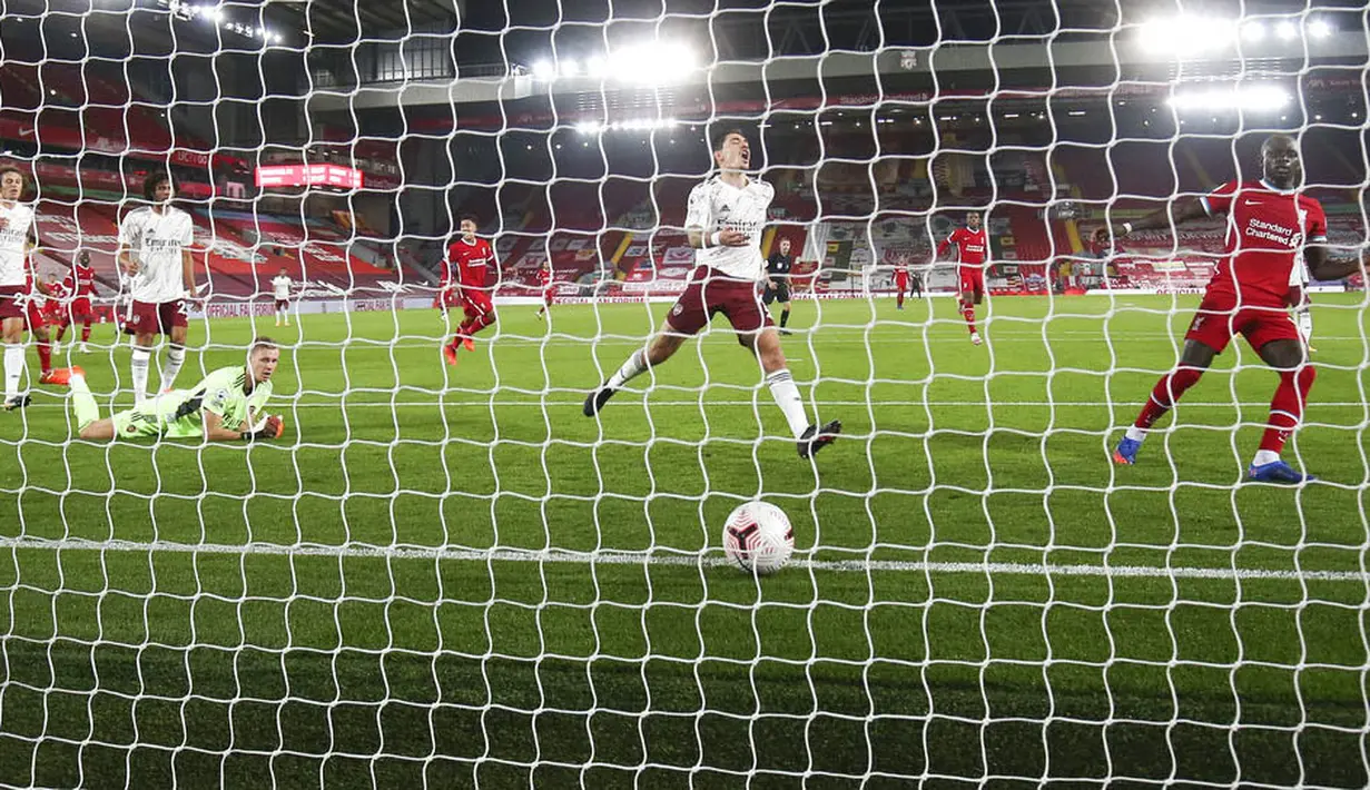 Penyerang Liverpool, Sadio Mane, mencetak gol ke gawang Arsenal pada laga Liga Inggris di Stadion Anfield, Senin (28/9/2020). Liverpool menang dengan skor 3-1. (Jason Cairnduff/Pool via AP)