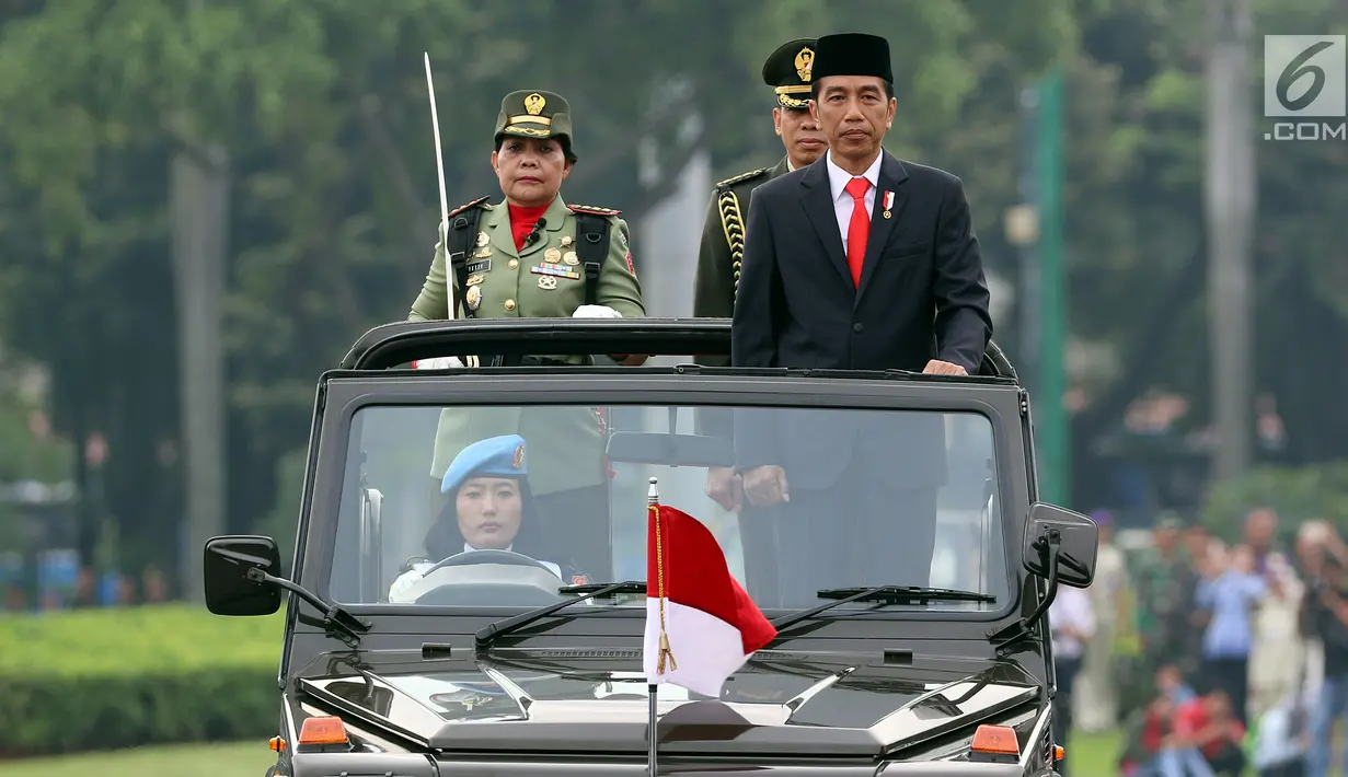 Presiden Joko Widodo (Jokowi) melakukan inspeksi pasukan saat apel bersama Wanita TNI, Polwan dan segenap wanita komponen bangsa di Lapangan Silang Monas, Jakarta, Rabu (25/4). Apel digelar guna memperingati Hari Kartini 2018. (Liputan6.com/Johan Tallo)