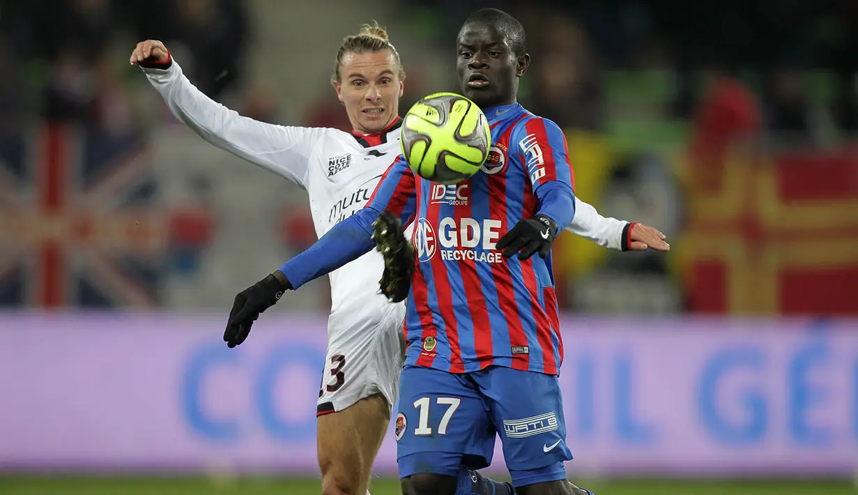 Bakatnya sebagai gelandang bertahan menarik perhatian pelatih Leicester, Claudio Ranieri. Alhasil, Kante diboyong ke Inggris dengan nilai transfer delapan juta poundsterling. (AFP/Charly Triballeau)