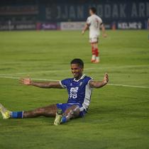 Striker Persib Bandung asal Brasil, Ramon Tanque menjadi penentu langkah Maung Bandung ke babak 16 besar AFC Champions League Two 2025 usai menjebol gawang Bangkok United pada menit 45+1 di Stadion GBLA, Kota Bandung, Rabu (10/12/2025) malam. (Bola.com/Erwin Snaz)