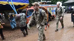 Personel militer AS tiba di Taman Hutan Non Khun Nam Nang dekat gua Than Luang di provinsi Chiang Rai, Thailand (28/6). Kunjungan militer AS untuk membantu operasi penyelamatan tim sepak bola remaja dan pelatih yang hilang. (AFP Photo/Lillian Suwanrumpha)