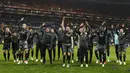 Para pemain Ajax Amsterdam melakukan selebrasi usai laga semifinal Liga Europa di Stadion Parc Olympique Lyonnais, Kamis (12/05/2017). Lyon menang dengan skor 3-1. (EPA/Guillaume Horcajuelo)