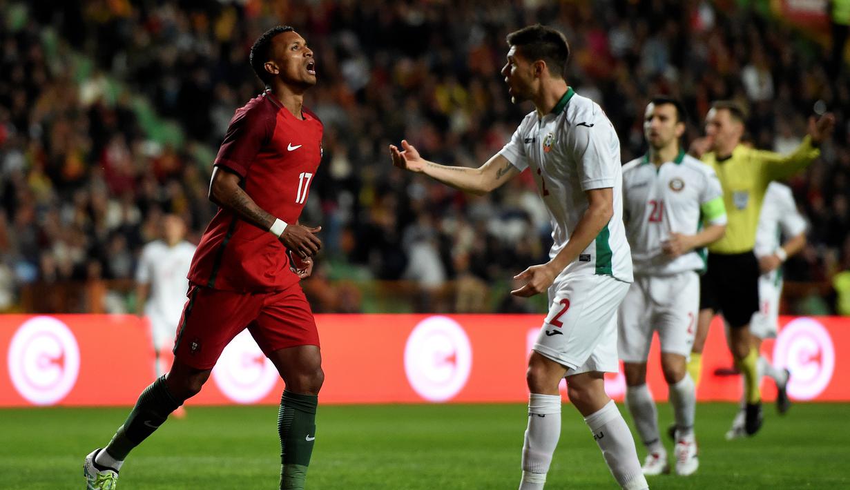 Ekspresi pemain Portugal, Luis Nani (kiri), setelah gagal memanfaatkan peluang di depan gawang Bulgaria dalam pertandingan persahabatan di Stadion Magalhaes Pessoa, Leiria, Portugal, (25/3/2016). Bulgaria menang 1-0.  (AFP/Francisco Leong)