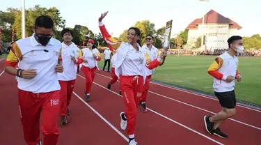 Erika Carlina menjadi pembawa obor dalam pawai menyambut Asean Para Games 2022 di Solo, Jawa Tengah, 24 Juli 2022. Dalam acara tersebut, Erika juga mendampingi tokoh penting Tanah Air seperti Menparekraf Sandiaga Uno dan Wali Kota Solo Gibran Rakabuming Raka. (Instagram/Erika Carlina)