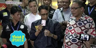 Menghibur wartawan yang menunggu hasil pemeriksaan, Ario Kiswinar Teguh memperlihatkan beberapa aksi sulap yang diajarkan oleh Mario Teguh.