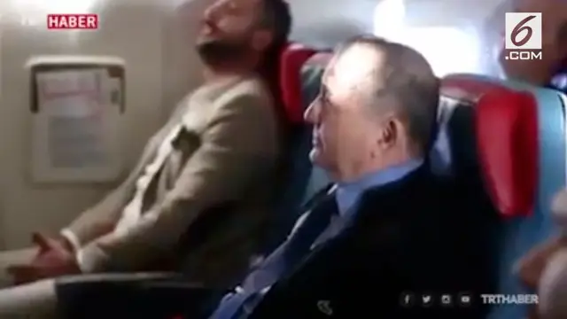Momen mengharukan dilakukan seorang pilot Turkish Airlines dengan memberikan kejutan kepada gurunya yang menjadi penumpang di pesawat.