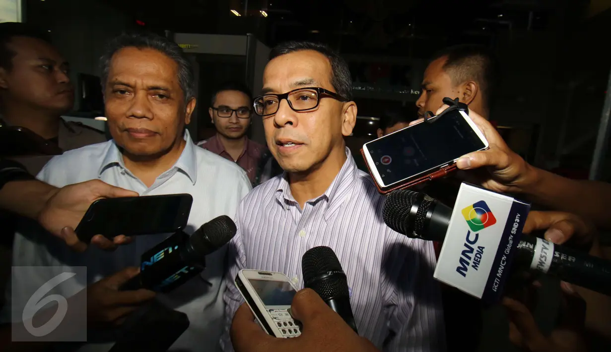 Emirsyah Satar memberikan keterangan pada awak media usai diperiksa KPK, Jakarta, Jumat (17/2). Emirsyah dalam perkara ini diduga menerima suap 1,2 juta euro dan 180 ribu dolar AS atau senilai total Rp20 miliar. (Liputan6.com/Helmi Afandi)