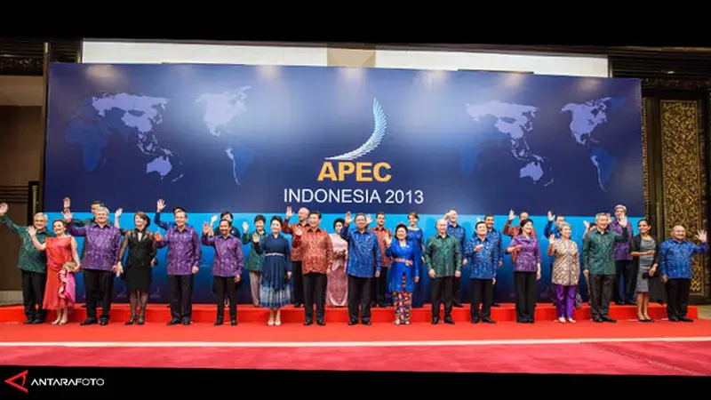 batik-apec-131008c.jpg