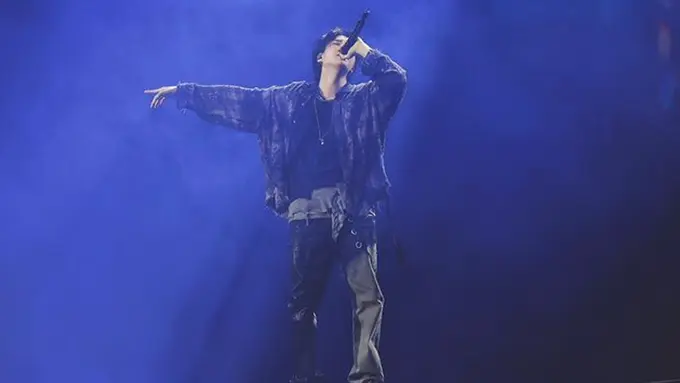 Momen Suga BTS di Atas Panggung saat Konser di Jakarta, Meriah Banget