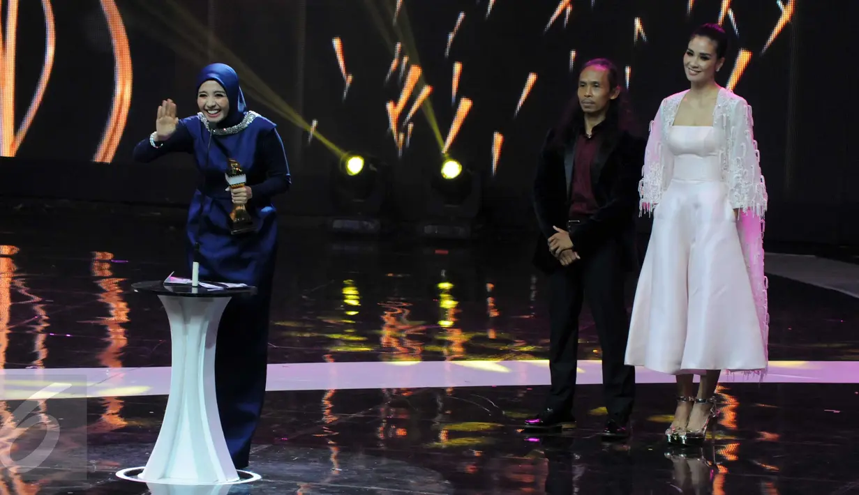 Artis Laudya Cynthia Bella  saat meraih penghargaan Pemeran Utama Wanita Terbaik di ajang Indonesia Box Office Movie (IBOMA) 2016, Jakarta, Kamis (17/3). IBOMA merupakan ajang penghargaan bagi insan perfilman Indonesia. (Liputan6.com/Helmi Afandi)